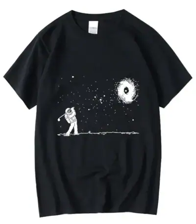 T-shirt noir avec un motif d'astronaute jouant dans l'espace, observant une galaxie et des étoiles, design minimaliste et artistique.
