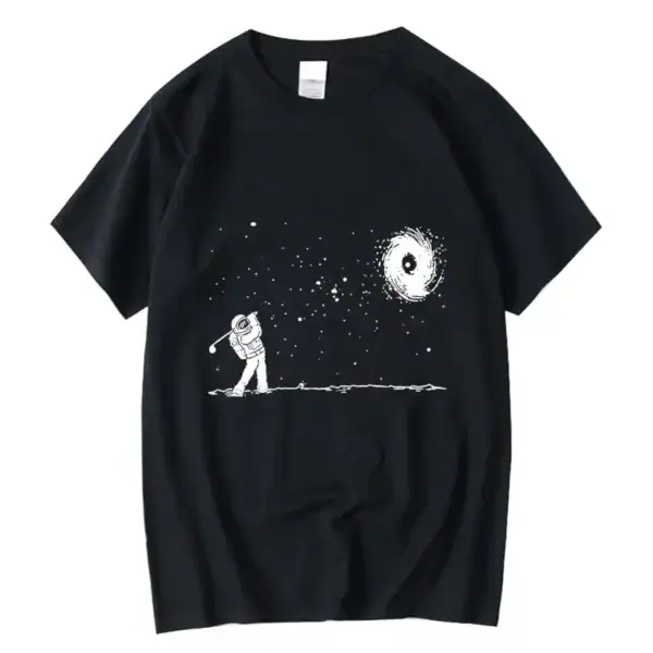 T-shirt noir avec un motif d'astronaute jouant dans l'espace, observant une galaxie et des étoiles, design minimaliste et artistique.
