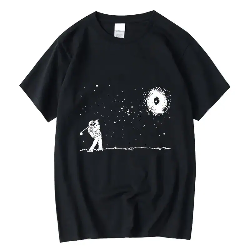 T-shirt noir avec un motif d'astronaute jouant dans l'espace, observant une galaxie et des étoiles, design minimaliste et artistique.