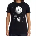 Pendentif représentant un astronaute suspendu à la lune, illustrant l'exploration spatiale et l'univers.