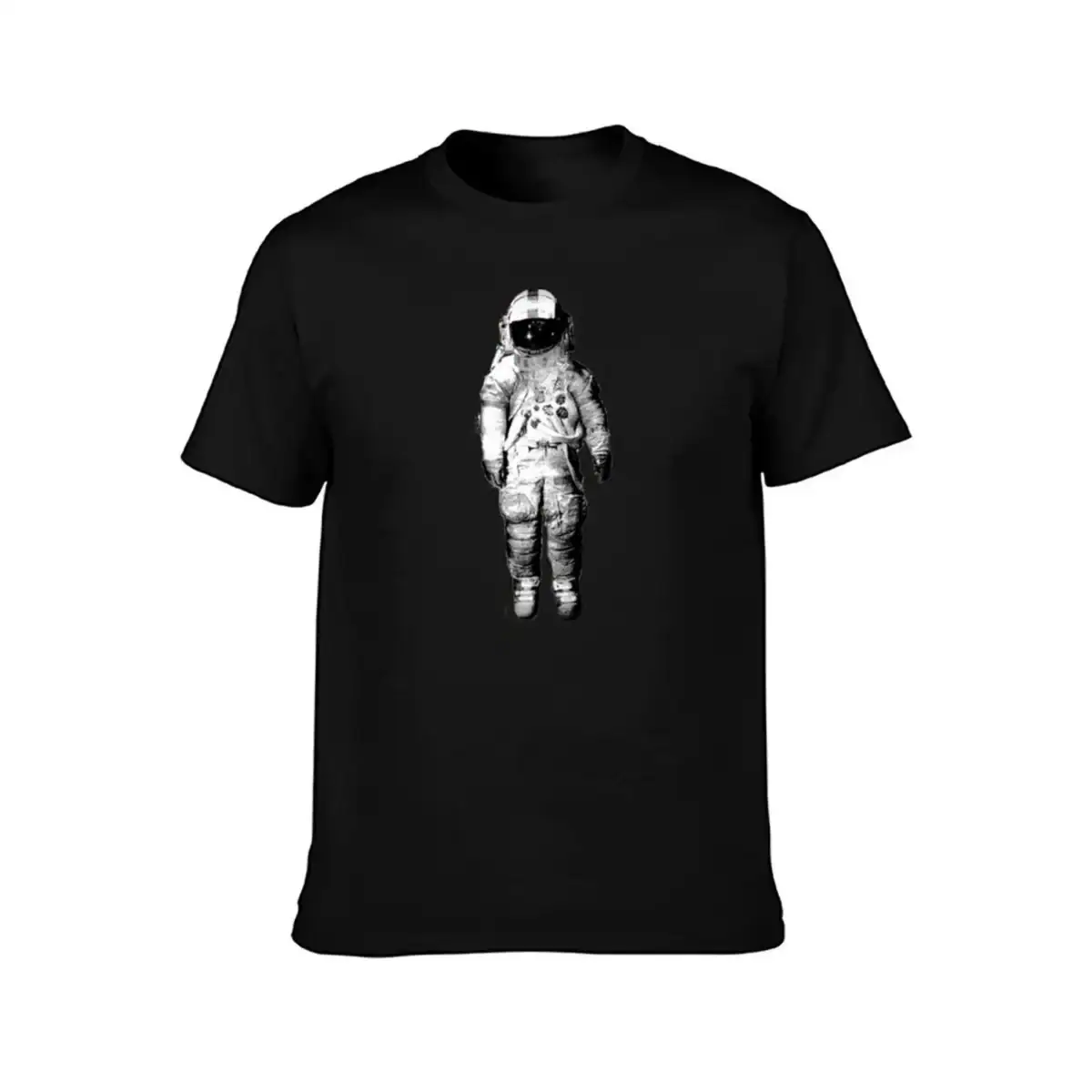 T-shirt noir avec impression d’un astronaute en combinaison spatiale.