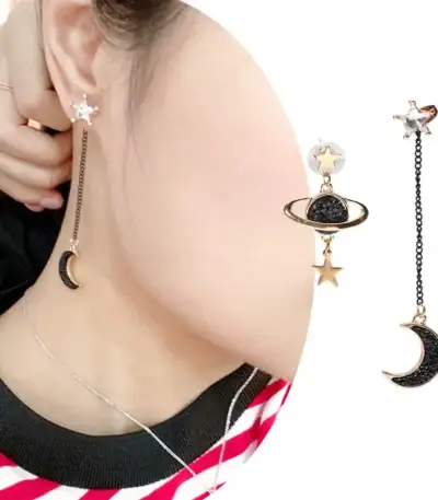Boucles d'oreilles pendantes avec étoiles, lune et planète.