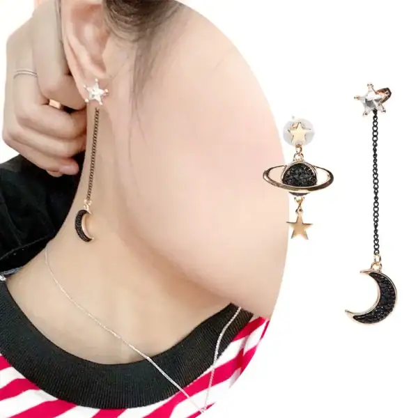 Boucles d'oreilles pendantes avec étoiles, lune et planète.