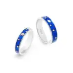 Deux anneaux en argent avec motif céleste en émail bleu, représentant des étoiles et des planètes, parfaits pour les amateurs d'astronomie et de bijoux originaux.