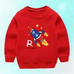 Vêtement pour enfant rouge avec motif de fusée et étoiles, parfait pour les amateurs d'astronomie et de science.