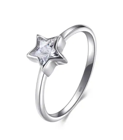 Bague en argent avec pierre en forme d'étoile, élégante et raffinée, idéale pour les amateurs de bijoux inspirés de l'astronomie et de la science.