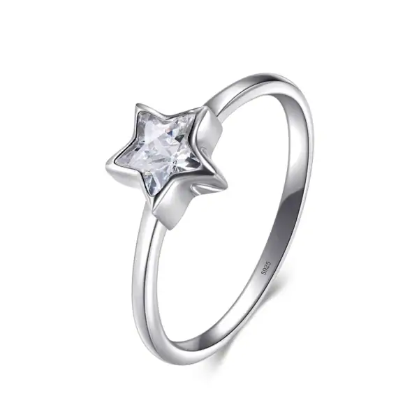 Bague en argent avec pierre en forme d'étoile, élégante et raffinée, idéale pour les amateurs de bijoux inspirés de l'astronomie et de la science.