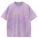 T-shirt violet avec motifs de phases lunaires en or, style décontracté et tendance, parfait pour les amateurs d'astronomie et de design cosmique.