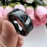 Anneau scientifique en résine avec inclusions colorées, moderne et original, parfait pour les amateurs de science et de design unique.