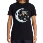 T-shirt noir avec illustration d'un astronaute flottant dans l'espace, entouré de planètes, étoiles et de la lune, parfait pour les amateurs de science et d'exploration spatiale.