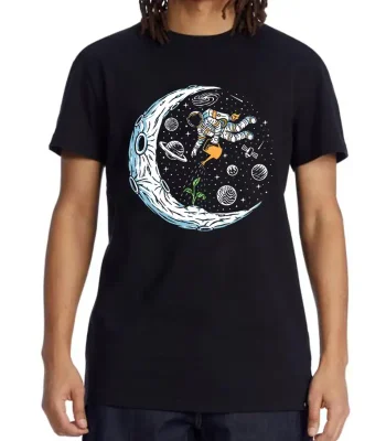 T-shirt noir avec illustration d'un astronaute flottant dans l'espace, entouré de planètes, étoiles et de la lune, parfait pour les amateurs de science et d'exploration spatiale.