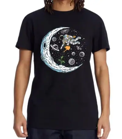 T-shirt noir avec illustration d'un astronaute flottant dans l'espace, entouré de planètes, étoiles et de la lune, parfait pour les amateurs de science et d'exploration spatiale.