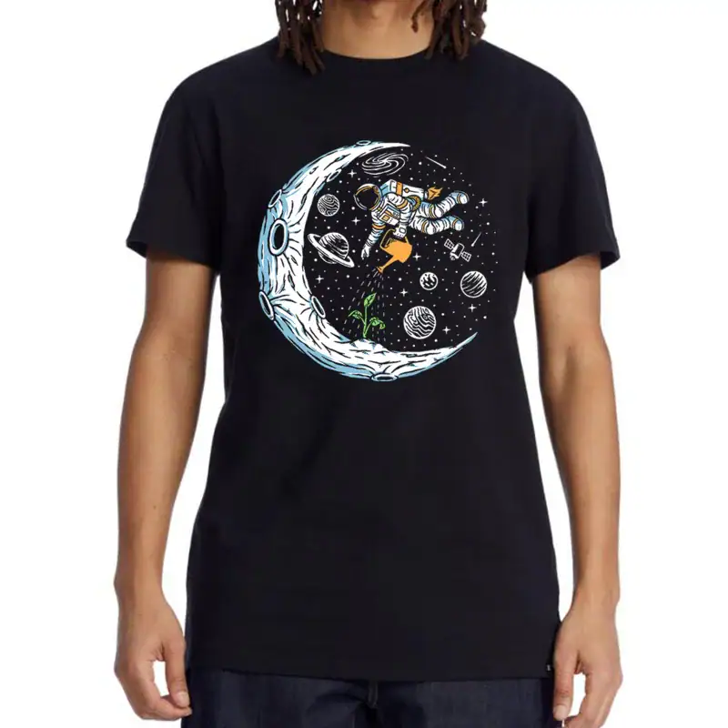 T-shirt noir avec illustration d'un astronaute flottant dans l'espace, entouré de planètes, étoiles et de la lune, parfait pour les amateurs de science et d'exploration spatiale.