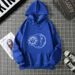 Vêtement à capuche bleu avec motif solaire et lunaire, parfait pour les amateurs de science et d'astronomie.