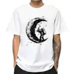 T-shirt blanc avec illustration d'un astronaute assis sur la lune, style artistique noir et blanc, parfait pour les amateurs de science et d'espace.