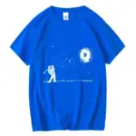 T-shirt bleu avec illustration d'un astronaute regardant une galaxie.
