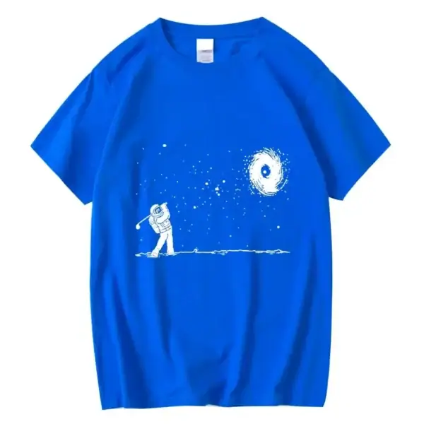 T-shirt bleu avec illustration d'un astronaute regardant une galaxie.