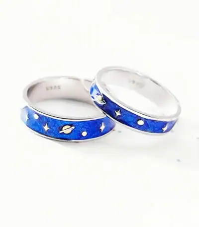 Anneaux en argent avec motif cosmique, étoiles et planètes, parfaits pour les amateurs d'astronomie et de décoration scientifique.