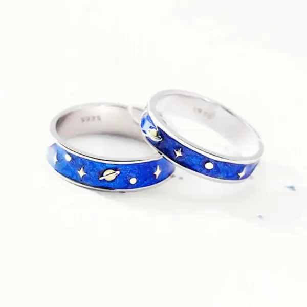 Anneaux en argent avec motif cosmique, étoiles et planètes, parfaits pour les amateurs d'astronomie et de décoration scientifique.