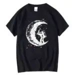 Vêtement noir avec illustration d'un astronaute jouant de la guitare sur la lune, design original et tendance pour les amateurs de science et d'astronomie.