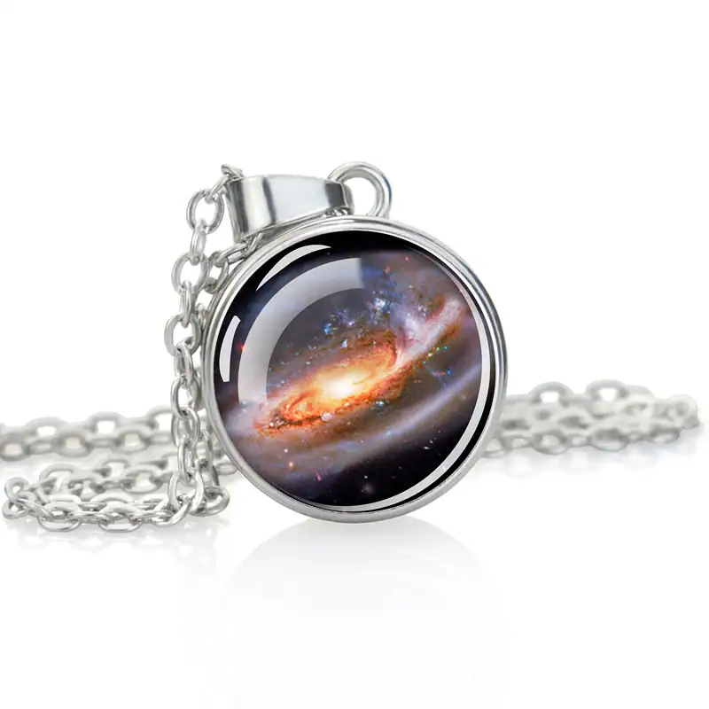 Pendentif avec un motif de galaxie représentant une image de l'univers, idéal pour les amateurs d'astronomie et de décoration scientifique.