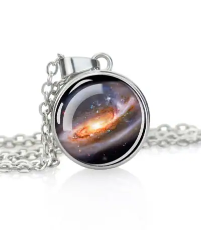 Pendentif rond avec image d'une galaxie, accessoire de décoration inspiré de l'univers, idéal pour les amateurs d'astronomie et de science.