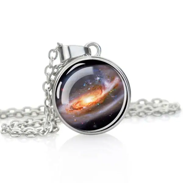 Pendentif rond avec image d'une galaxie, accessoire de décoration inspiré de l'univers, idéal pour les amateurs d'astronomie et de science.
