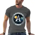 T-shirt gris avec logo Apollo et NASA, représentant une scène spatiale avec la lune, la Terre et une fusée, idéal pour les amateurs de science et d'astronomie.