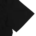 Vêtement noir en tissu léger, idéal pour un look élégant et décontracté. Parfait pour une tenue de bureau ou une sortie casual, cette blouse offre confort et style.