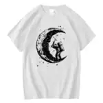 T-shirt blanc avec illustration d'un astronaute jouant de la guitare sur la lune, style artistique et original.