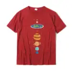 T-shirt rouge avec illustration stylisée du système solaire, représentant la Terre, Mars, Jupiter, Saturne, Uranus et Neptune, parfait pour les amateurs d'astronomie.