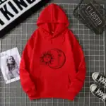 Sweat à capuche rouge avec motif solaire et lunaire, style décontracté, parfait pour la mode urbaine et les amateurs de design cosmique.