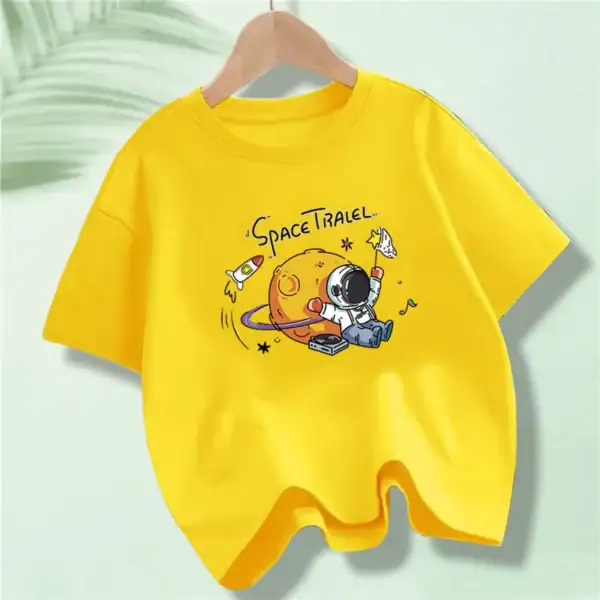 T-shirt jaune pour enfant avec motif d'un astronaute et d'une planète, style cartoon, inspiré de l'espace et de la science.