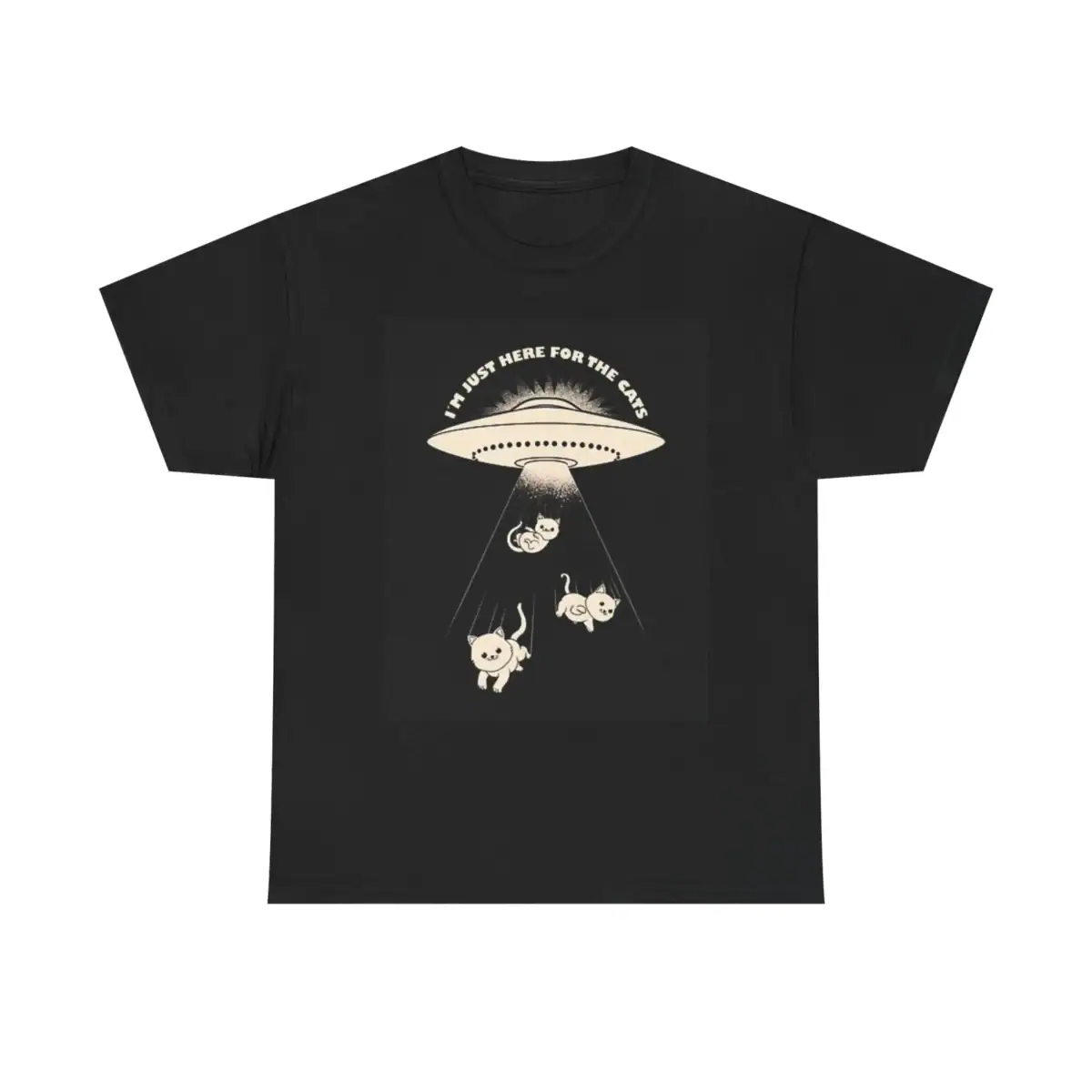 T-shirt noir avec illustration d'un OVNI et trois animaux sous un faisceau lumineux, texte "I must here for the cake" en haut.