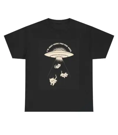 T-shirt noir avec illustration d'un OVNI et trois animaux sous un faisceau lumineux, texte "I must here for the cake" en haut.
