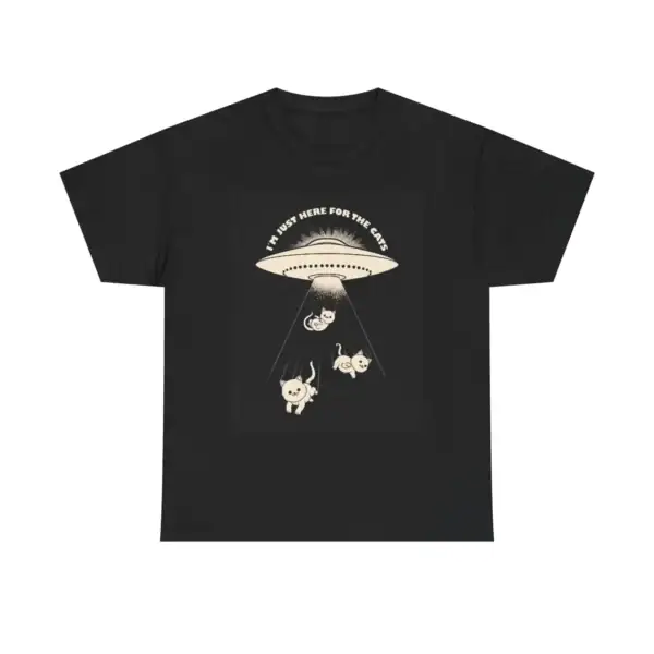 T-shirt noir avec illustration d'un OVNI et trois animaux sous un faisceau lumineux, texte "I must here for the cake" en haut.