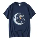 T-shirt bleu avec illustration d'un astronaute flottant dans l'espace, entouré de planètes, étoiles et une lune stylisée, parfait pour les amateurs de science et d'exploration spatiale.