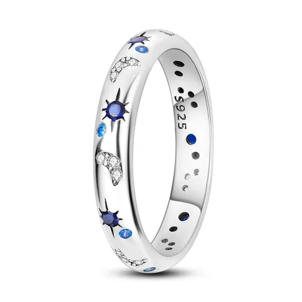 Anneau en argent avec motifs célestes, cristaux et détails étoilés, parfait pour les amateurs de science et d'astronomie.