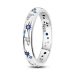 Anneau en argent avec motifs célestes, cristaux et détails étoilés, parfait pour les amateurs de science et d'astronomie.