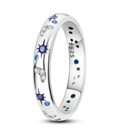 Anneau en argent avec motifs célestes, cristaux et détails étoilés, parfait pour les amateurs de science et d'astronomie.