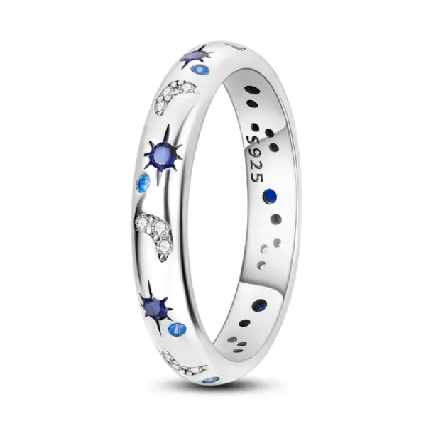 Anneau en argent avec motifs célestes, cristaux et détails étoilés, parfait pour les amateurs de science et d'astronomie.