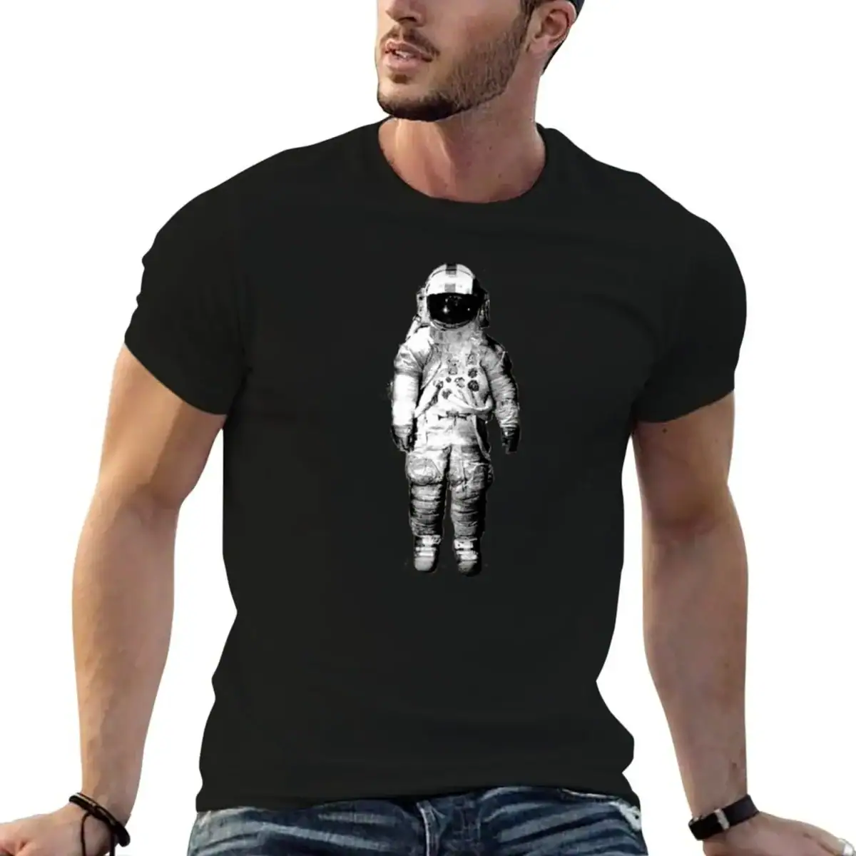 Vêtement homme avec design d'astronaute sur t-shirt noir, style moderne et tendance. Parfait pour les amateurs d'espace et de science.