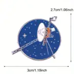 Panneau solaire et antenne sur un satellite miniature en métal, idéal pour la décoration de bureau ou d'espace scientifique.