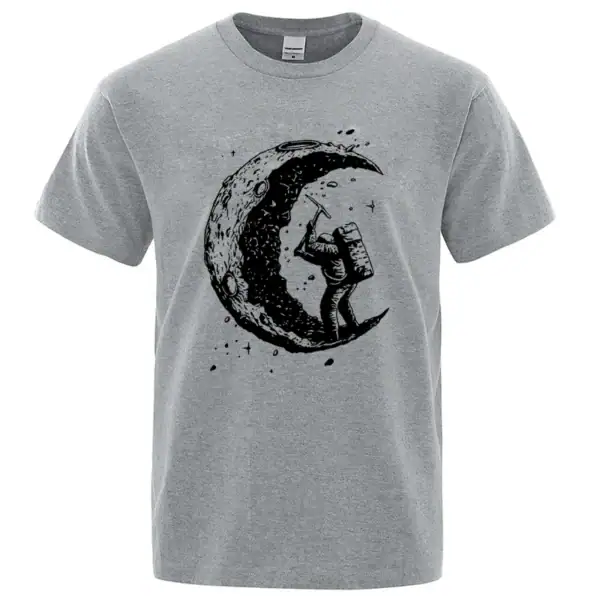 T-shirt gris avec illustration d'un astronaute sur la lune, style artistique et moderne, parfait pour les amateurs de science et d'astronomie.