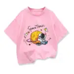 Vêtement pour enfant rose avec illustration d'un astronaute et d'une planète, thème spatial, style mignon et ludique.
