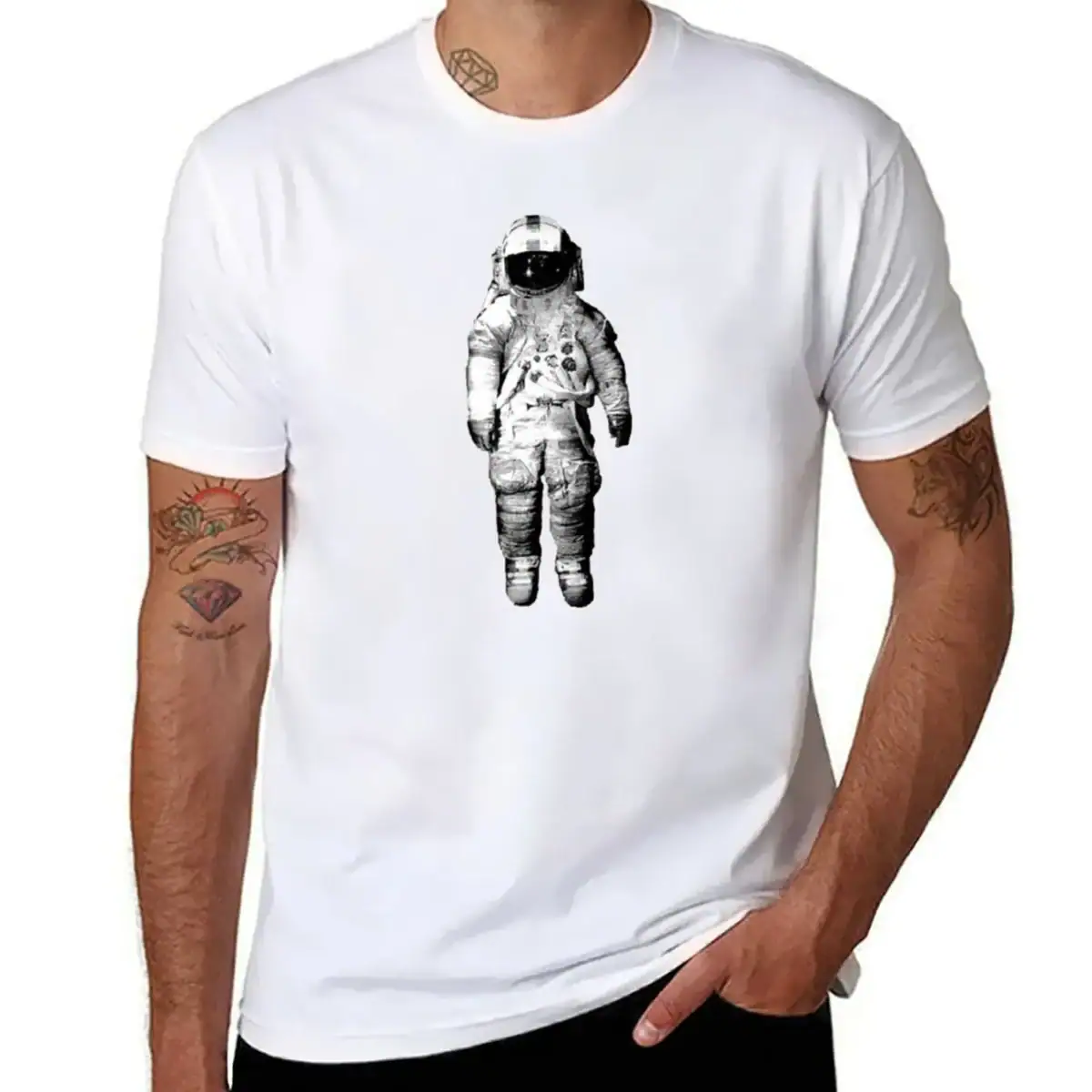 T-shirt blanc avec un motif d'astronaute en noir et blanc, style graphique, mode décontractée, idéal pour les amateurs d'espace et de science.