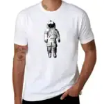 T-shirt blanc avec un motif d'astronaute en noir et blanc, style graphique, mode décontractée, idéal pour les amateurs d'espace et de science.