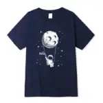 T-shirt en coton marine avec illustration d'un astronaute accroché à la lune, style dessin minimaliste, parfait pour les amateurs de science et d'astronomie.