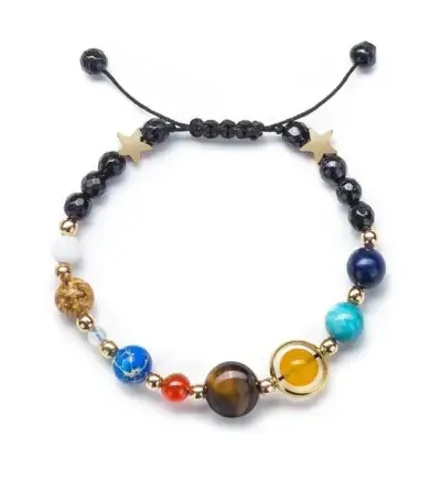 Bracelet ajustable avec perles de différentes couleurs et formes, orné d'étoiles dorées, parfait pour les amateurs de science et de décoration inspirée de l'univers.