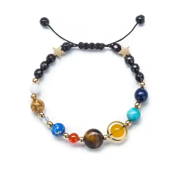 Bracelet ajustable avec perles de différentes couleurs et formes, orné d'étoiles dorées, parfait pour les amateurs de science et de décoration inspirée de l'univers.